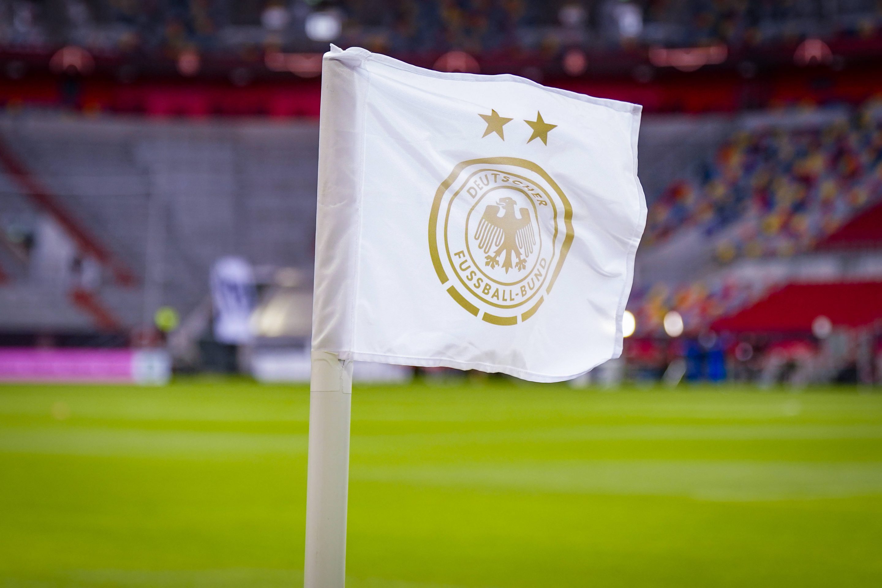 Düsseldorf, Deutschland, Europa: Eckfahne mit DFB-Logo und zwei Sternen im Stadion während der UEFA Womens Nations Leag
